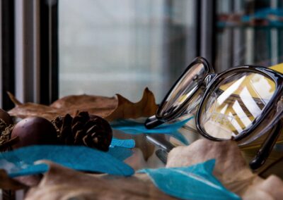 Foto estudio con gafas y decoración otoñal
